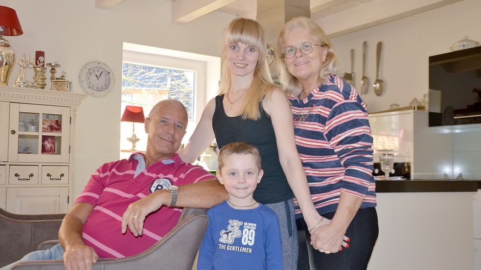 Wie eine normale Familie: Hilde Ubben (rechts) und Hinrikus Harms haben die Ukrainerin Miroslava Kasianova und ihren Sohn Mykita bei sich aufgenommen. Foto: Franziska Otto