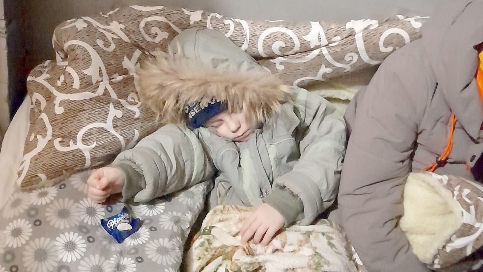 Der vierjährige Mykita schläft in dicke Decken gehüllt in einem Keller in Kiew. Er und seine Mutter Miroslava schützten sich dort vor den russischen Bombenangriffen. Foto: privat