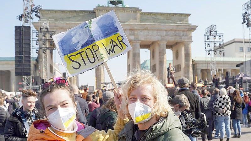 Teilnehmer der Solidaritätskundgebung "Sound of Peace" vor dem Brandenburger Tor. Foto: Joerg Carstensen/dpa