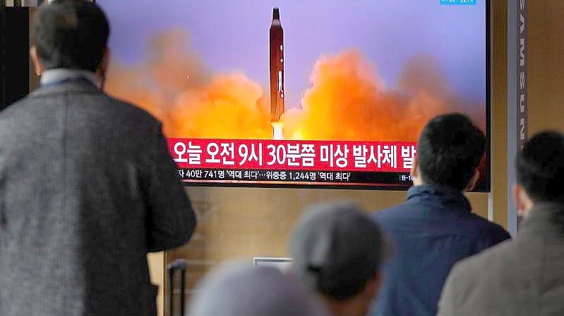 Erst am vergangenen Mittwoch hatte Nordkorea eine Rakete getestet. Menschen verfolgen einen Bericht dazu in einem Bahnhof in Seoul. Foto: Lee Jin-Man/AP/dpa