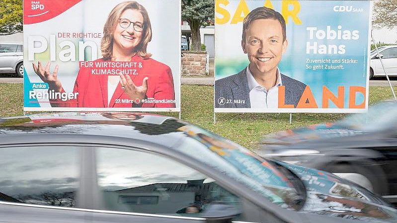 Wahlplakate der SPD und CDU in St. Ingbert. Foto: Oliver Dietze/dpa