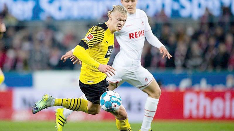 BVB-Stürmer Erling Haaland (l) im Zweikampf mit dem Kölner Timo Hübers. Foto: Rolf Vennenbernd/dpa