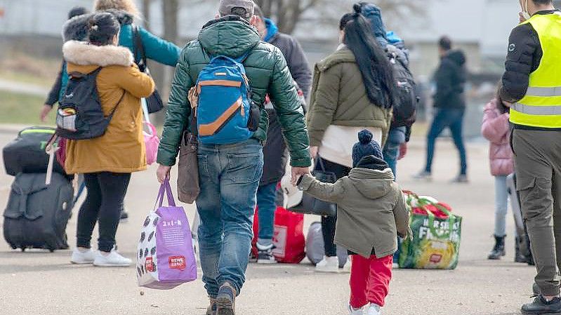 Neuankömmlinge gehen in der Landeserstaufnahmestelle (LEA) in Ellwangen zu ihrem Quartier. Die LEA ist für viele Geflüchtete der erste Anlaufpunkt in Baden-Württemberg, bevor sie auf die Gemeinden im Land verteilt werden. Foto: Stefan Puchner/dpa