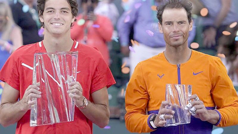 Sieger Taylor Fritz (l) hält mit seiner Trophäe neben Rafael Nadal bei der Siegerehrung. Foto: Mark J. Terrill/AP/dpa