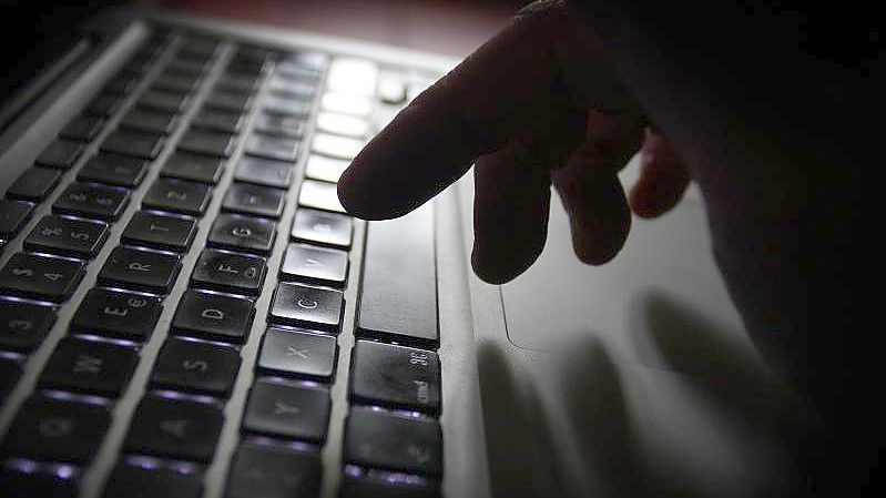 Nicht nur im realen Leben, auch im Netz ist laut dem „Weißer Ring“ zunehmend Zivilcourage gefragt. Foto: Karl-Josef Hildenbrand/dpa