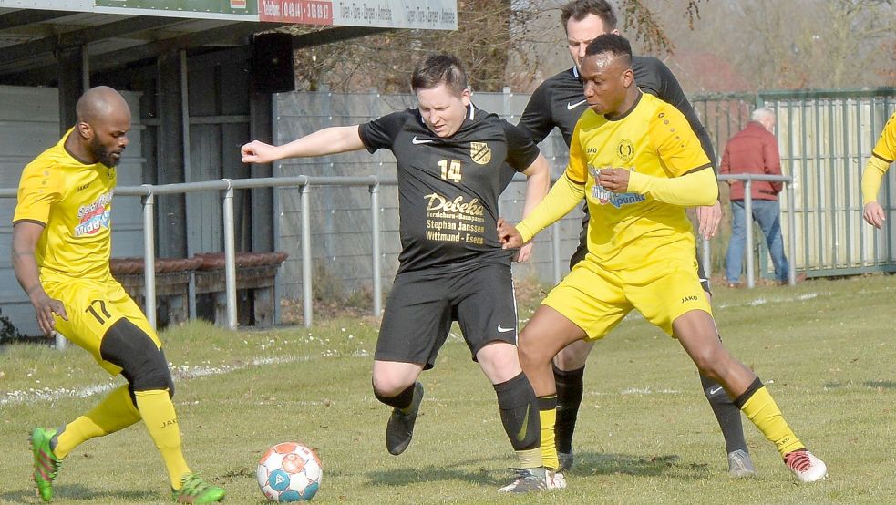 Die Middelser Fred Kwasi Ocloo (links) und Mohamed Junior Doumbia (rechts) lassen den Ball laufen. Hendrik Straßburger vom TuS Weene hat das Nachsehen. Mehr als ein halbe Stunde lang hielt der Abwehrriegel von Weene, dann sorgte Glen Sokoli mit einem Hattrick bis zum Halbzeitpfiff für die Vorentscheidung. Foto: Bernd Wolfenberg