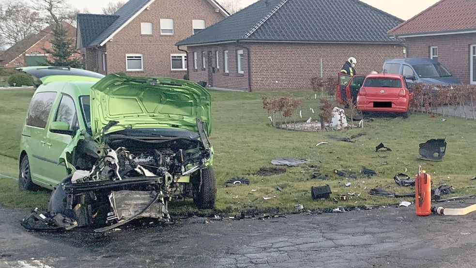 Der grüne VW Caddy und der rote VW Polo wurden bei dem Unfall schwer beschädigt. Foto: Keno Wessels /Feuerwehr