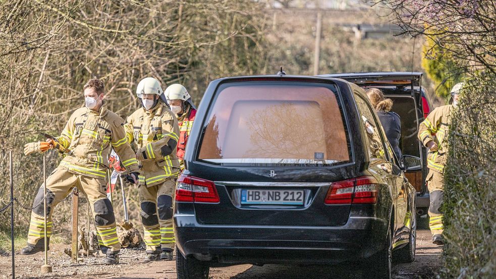 Die Identitäten der drei Toten nach einem Brand in einer Bremer Kleingartensiedlung sind noch nicht geklärt. Foto: Mohssen Assanimoghaddam / dpa