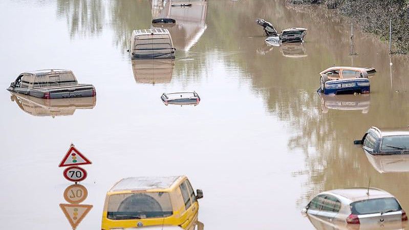 Eine überflutete Bundesstraße bei Erftstadt im vergangenen Sommer. Foto: Marius Becker/dpa