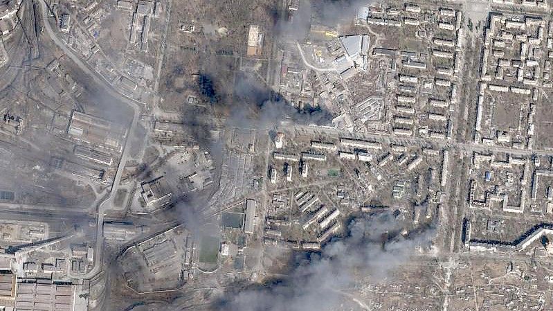 Ein Satellitenfoto vom Sonntag zeigt Brände in der von russischen Truppen eingkreisten Stadt Mariupol. Foto: Planet Labs Pbc/Planet Labs PBC/AP/dpa
