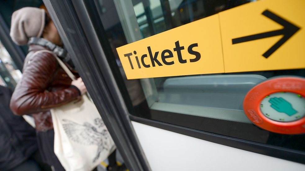 Ein Aufkleber mit der Aufschrift „Tickets“ ist an einem Bus angebracht. Im Landkreis Aurich sollen Azubis bald zu einem günstigeren Tarif den öffentlichen Nahverkehr nutzen können. Foto: DPA