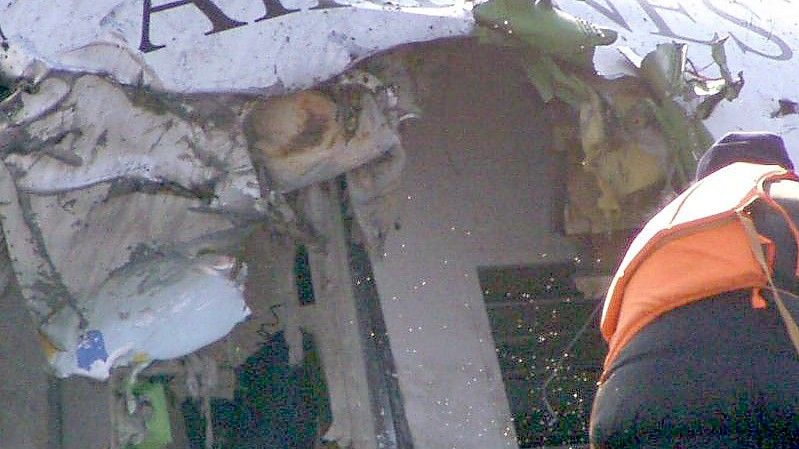 Rettungskräfte an einer verunglückten Maschine in Baotou (Archivbild vom 21. November 2004). Foto: -/Imaginechina/epa/dpa