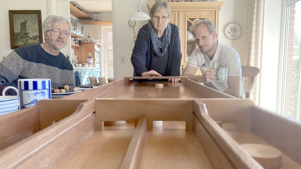 Margrit Meinen gibt eine Kostprobe ihres Könnens am Jakkolo-Brett. Ehemann Gerold (links) und Eintracht Ihlows Vorsitzender Bernd Emkes schauen zu. Der Ihlower Verein will eine eigene Sparte für das Brettspiel schaffen. Foto: Marco Lindenbeck