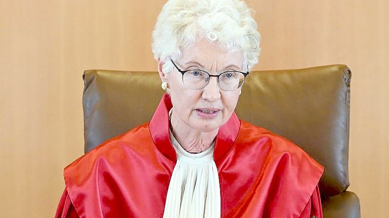 Doris König, Vorsitzende des Zweiten Senats beim Bundesverfassungsgericht, verkündet das Urteil in Sachen „Wahl einer Vizepräsidentin / eines Vizepräsidenten des Deutschen Bundestages“. Foto: Uli Deck/dpa