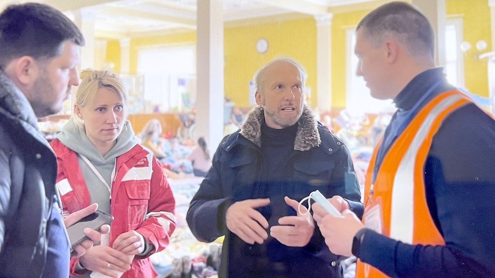 Dr. Jochen Wessels (zweiter von rechts) tauscht sich mit Helfern am Bahnhof von Lwiw aus. Dort wurde eine provisorische Mutter-Kind-Station errichtet. Foto: privat