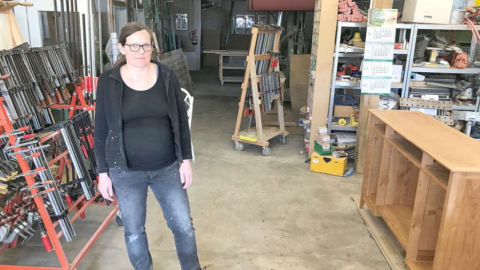 Johanna Röh ist im achten Monat schwanger. Arbeiten kann die selbstständige Tischlermeisterin zurzeit nicht, sie ist krankgeschrieben. Foto: Nina Kallmeier