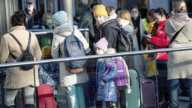 Aus der Ukraine vertriebene Menschen kommen am Berliner Hauptbahnhof an. Foto: Fabian Sommer/dpa