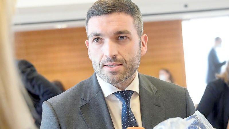 Der FDP-Abgeordnete Konstantin Kuhle will wissen, wie viele Mitarbeiter der Verfassungsschutz im Ausland hat. Auskunft bekam er bislang nicht. Foto: Uli Deck/dpa