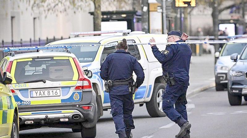 Polizisten im südschwedischen Malmö. Bei einem Vorfall an einer Schule sind dort zwei Frauen getötet worden. Foto: Johan Nilsson/TT News Agency/AP/dpa