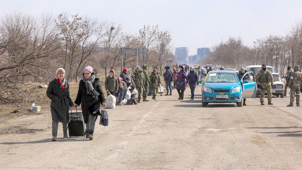 Menschen bei dem Versuch, aus der ukrainischen Stadt Mariupol zu fliehen. Im Falle der Ärztin Hanna Kotelnykowa war die Flucht erfolgreich. Foto: IMAGO/Valentin Sprinchak