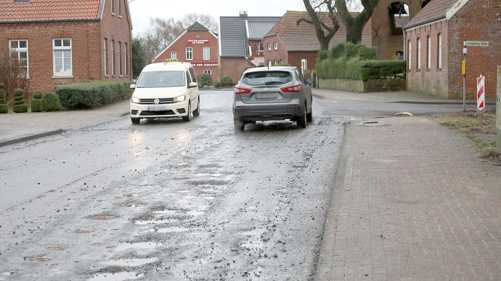 Derzeit Schlagloch-Piste: Die Friesenstraße in Ochtelbur wird kommende Woche wieder halbseitig gesperrt. Foto: Romuald Banik