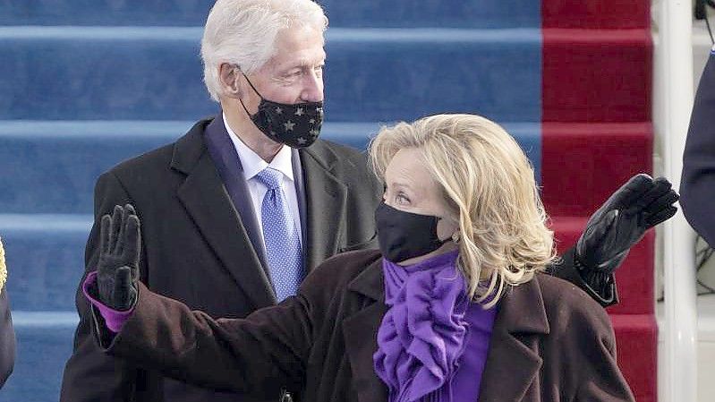 Positiver Corona-Test und Symptome einer milden Erkältung: Hillary Clinton (hier mit Ehemann Bill im Januar 2021). Foto: Patrick Semansky/AP Pool/dpa