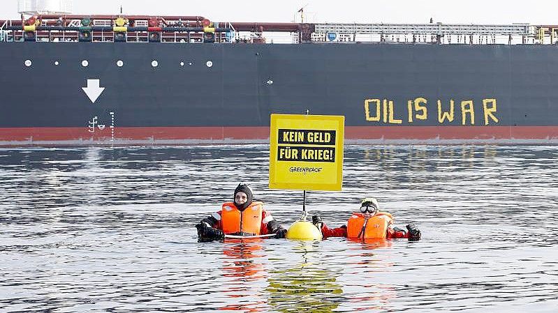 Aktivisten der Umweltorganisation Greenpeace demonstrieren vor einem Schiff, das russisches Öl auf der Ostsee transportiert. Foto: Frank Molter/dpa