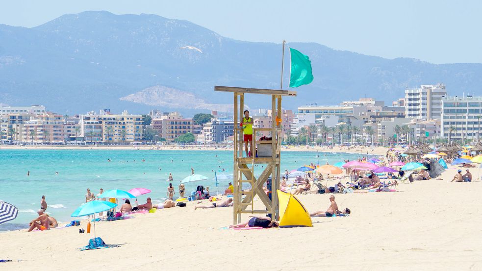 An den Stränden Mallorcas wird es in dieser Urlaubssaison wieder voll. Die Touristen kehren zurück. Foto: imago-images/Emil Janßen