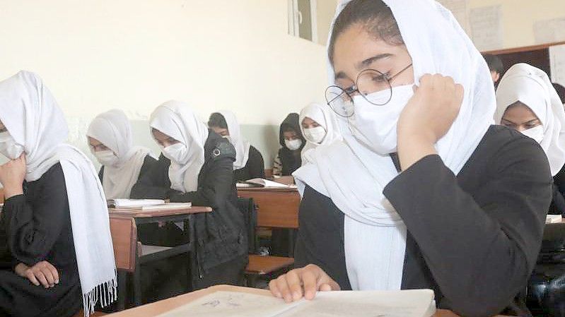 Afghanische Schülerinnen im März 2021 - bevor die Taliban wieder die Macht im Land übernommen haben. Foto: -/XinHua/dpa
