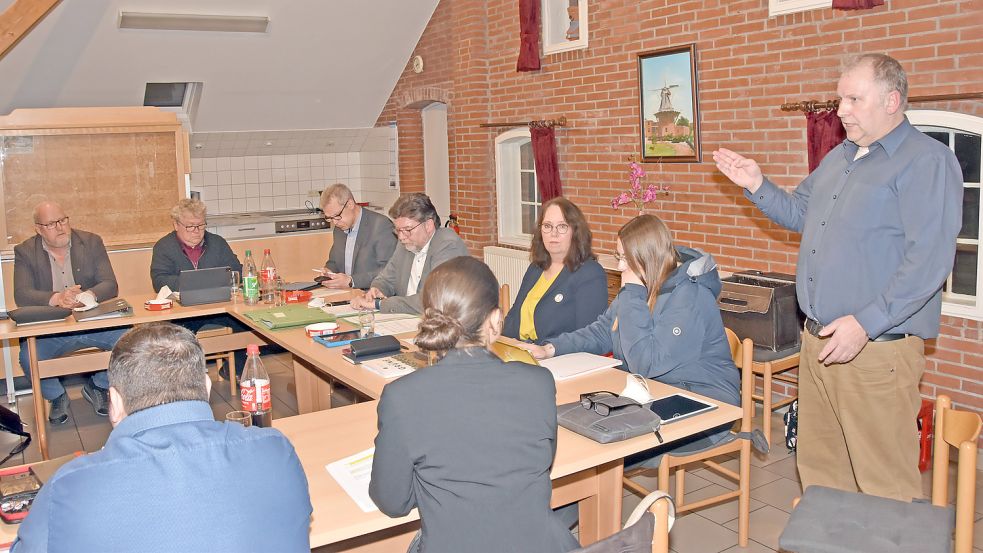 Ratsherr Heinrich Ubben (rechts) redete viel und lange in der Leezdorfer Ratssitzung. Seine Kollegen und die Verwaltung schienen dies zu ignorieren. Foto: Thomas Dirks