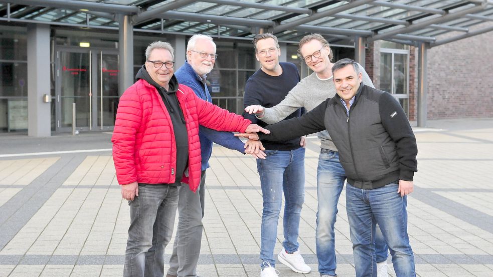 Sie hoffen, zusammen eine gute Arbeit zu machen: OHV-Teammanager Ewald Meyer (von links), OHV-Vorsitzender Ulrich Mittelstädt, die beiden OHS-Geschäftsführer Lutz Günsel und Jörg Schmeding sowie Neu-Trainer Pedro Alvarez. Foto: Silke Meyer