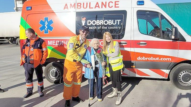 Die 100 Jahre alte Holocaust-Überlebende Doba Huberhryz (M). Foto: ---/Zaka/dpa