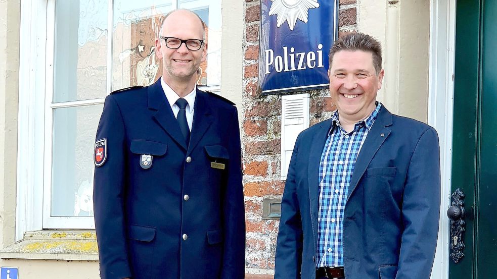 Polizeioberrat Ingo Brickwedde, Leiter des Polizeikommissariats Norden (links) und Michael Pape, Leiter des Kriminal- und Ermittlungsdienstes, stellten am Donnerstag die Kriminalstatistik vor. Foto: Rebecca Kresse