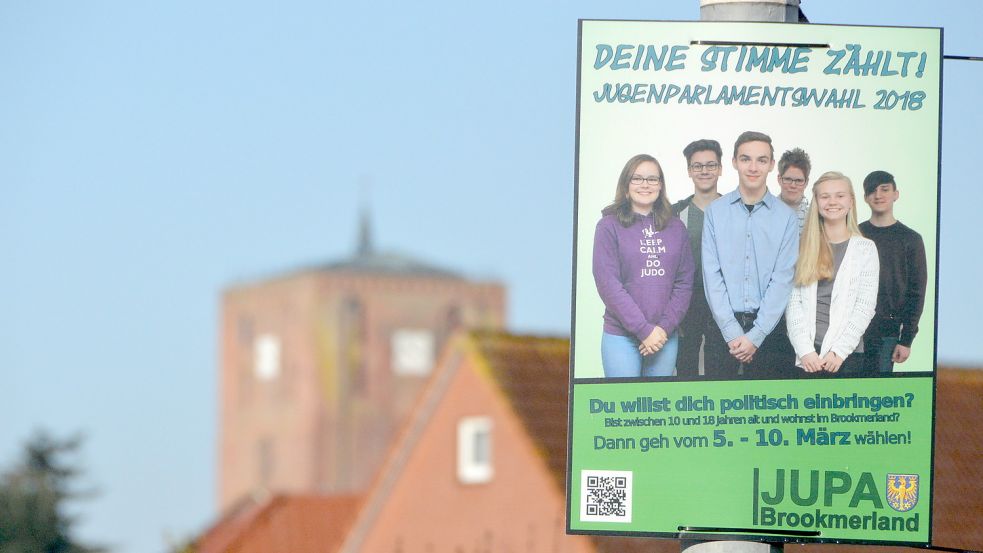 Das Plakat für die Brookmerlander Jugendsamtgemeinderatswahl 2018 fiel auf. Und das nicht nur wegen des fehlenden Buchstaben D im Wort Jugendparlamentswahl. Sechs der acht Jugendlichen, die sich zur Wahl stellen, warben darauf um eine möglichst hohe Wahlbeteiligung. Foto: Thomas Dirks