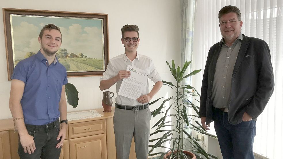 Kurz vor der Wahlim vergangenen September stellte der Jugendrat den Antrag, im alten Marienhafer Bahnhof einen Jugendtreff einzurichten. Ratsvorsitzender Steffen Bloem (von links) und Jugendbürgermeister Ruben Donker übergaben das Papier an Samtgemeindebürgermeister Gerhard Ihmels (SPD). Foto: privat