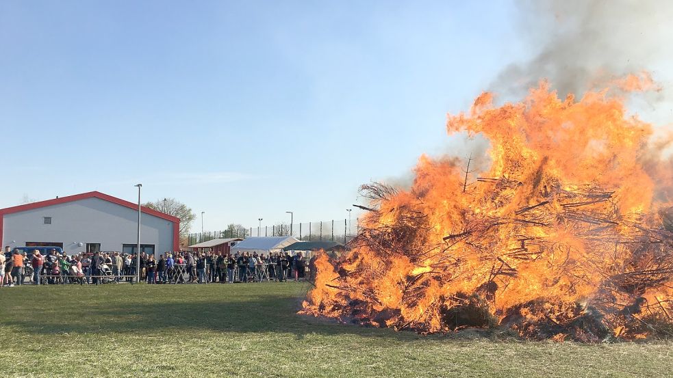 2019 hat es in Uthwerdum noch ein großes Osterfeuer mit vielen Gästen gegeben. Foto: Holger Janssen