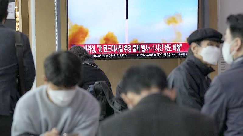 Auf einem Bahnhof in Seoul läuft ein Beitrag über den nordkoreanischen Raketentest. Foto: Ahn Young-Joon/AP/dpa