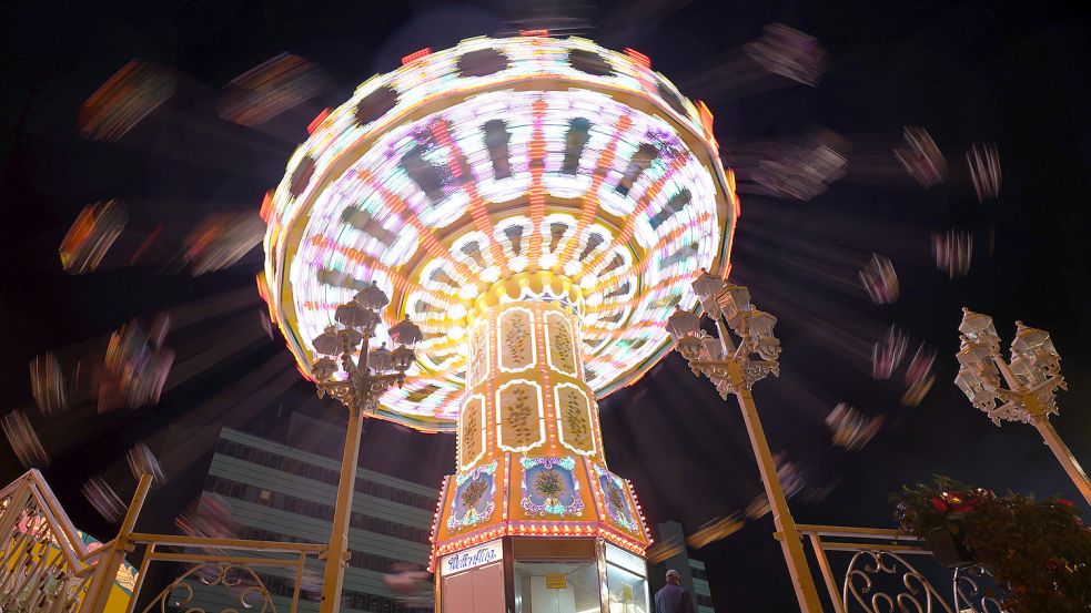 Die Fahrt auf der Kirmes im Kettenkarussell wird in diesem Jahr wohl teuer. Der Grund: Die Schausteller müssen die höheren Energiepreise wieder reinholen. Foto: dpa