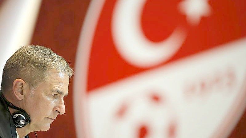 Trainer Stefan Kuntz konnte sich mit der Türkei nicht für die WM in Katar qualifizieren. Foto: Uncredited/AP/dpa