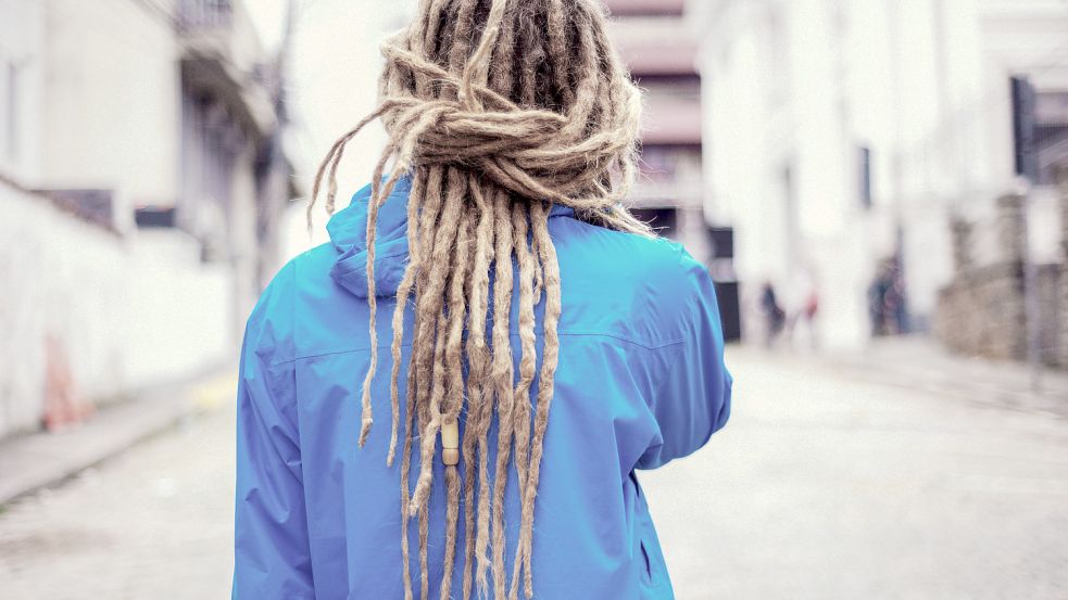 Weil die Sängerin Ronja Maltzahn Dreadlocks trägt, darf sie nicht an der Fridays for Future Demo in Hannover teilnehmen. (Symbolfoto) Foto: imago images/Cavan Images