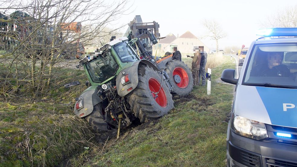 Der Traktor landete im Graben. Foto: Holger Janssen