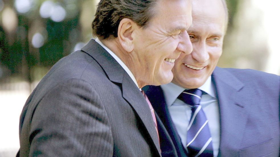 Steht wegen seiner fehlenden Distanzierung zu Russlands Präsident Putin (rechts) in der Kritik: Ex-Kanzler Gerhard Schröder (SPD). Foto: dpa-Bildfunk/epa Tass Radionov pool