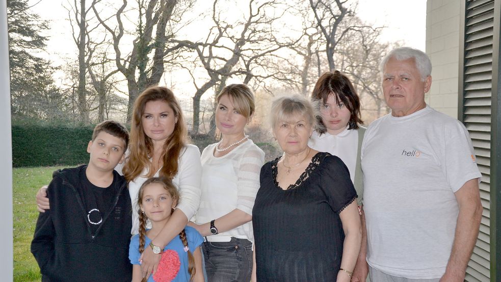 Marianna Bieliaieva ist mit ihren Kindern Egor und Veronica (von links), ihrer Schwester Olga Kolchkova, ihrer Mutter Nina Kolchkova, Olgas Tochter Daryna und Vater Viacheslav Kolchkov beim Auricher Kieferchirurg Dr. Jochen Wessels untergekommen. Foto: Franziska Otto