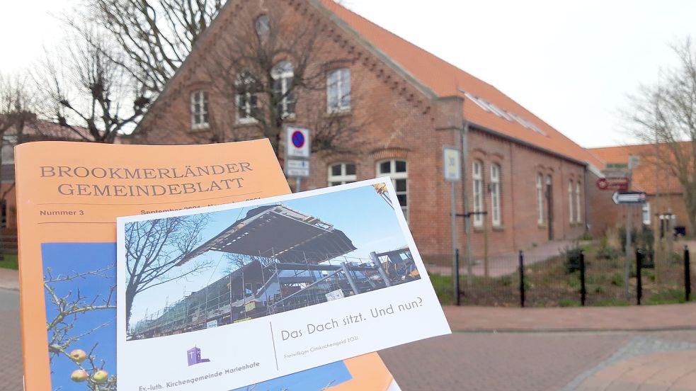 Mit dieser dem Gemeindebrief beigelegten Karte bat die Kirchengemeinde Marienhafe um Spenden für ihr umgebautes Gemeindehaus (im Hintergrund). Foto: Thomas Dirks