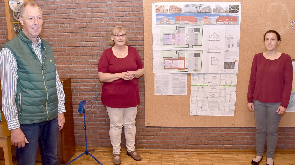 Im September 2020 stellten die Kirchenvorstandsmitglieder (von links) Gerhard Evers, Hildegard Barkhoff und Pastorin Katrin Krüger diePläne für den Umbau des Marienhafer Gemeindehauses vor. Foto: Thomas Dirks