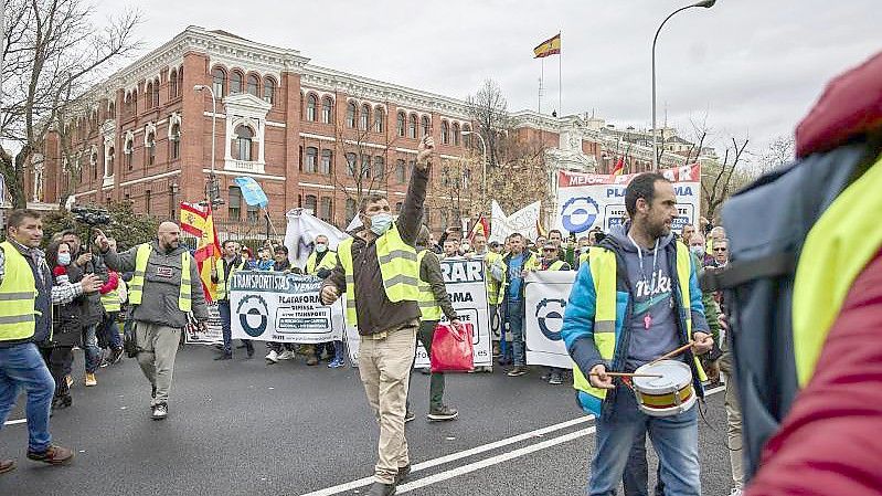Demonstranten nehmen an einer Demonstration für den Verkehrssektor vor dem Verkehrsministerium in Madrid teil. Foto: Jesús Hellín/EUROPA PRESS/dpa