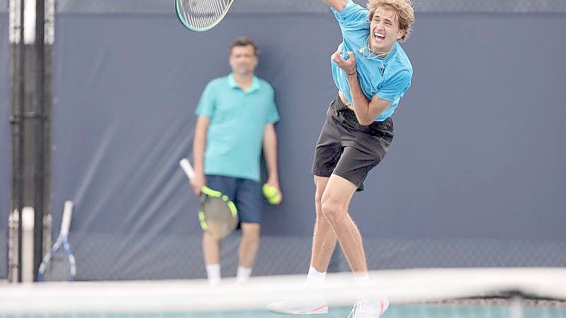 Tennis-Olympiasieger Alexander Zverev beim Training vor seinem ersten Match beim Turnier in Miami. Foto: Smg/SMG via ZUMA Press Wire/dpa