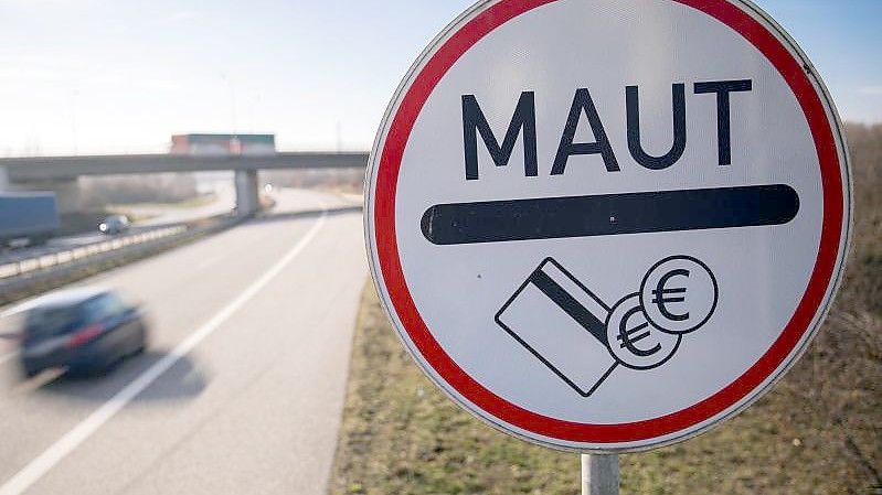 Die gescheiterte Pkw-Maut könnte für den Steuerzahler teuer werden. (Symbolbild). Foto: Jens Büttner/zb/dpa