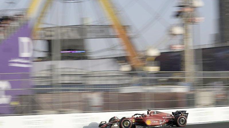 Im Abschlusstraining für den Großen Preis von Saudi-Arabien war erneut Ferrari-Pilot Charles Leclerc der Schnellste. Foto: Hassan Ammar/AP/dpa