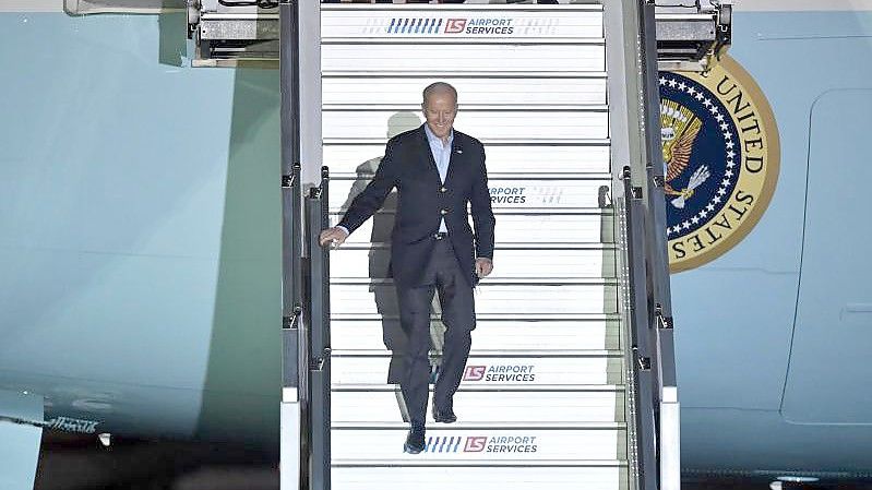 US-Präsident Joe Biden verlässt das Flugzeug bei seiner Ankunft am Chopin-Flughafen in Warschau. Foto: Radek Pietruszka/PAP/dpa